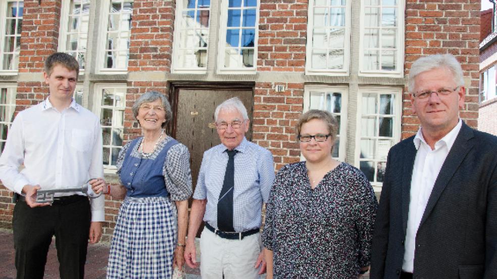 Schlüsselübergabe: (von links) Jann-Henrik Pflüger, Lore und Günter Prahm, Mitarbeiterin Petra Köster und Bürgermeister Ludwig Sonnenberg vor dem Frone-Haus. © Hanken