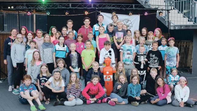 Viele junge Schwimmer mit guten Leistungen