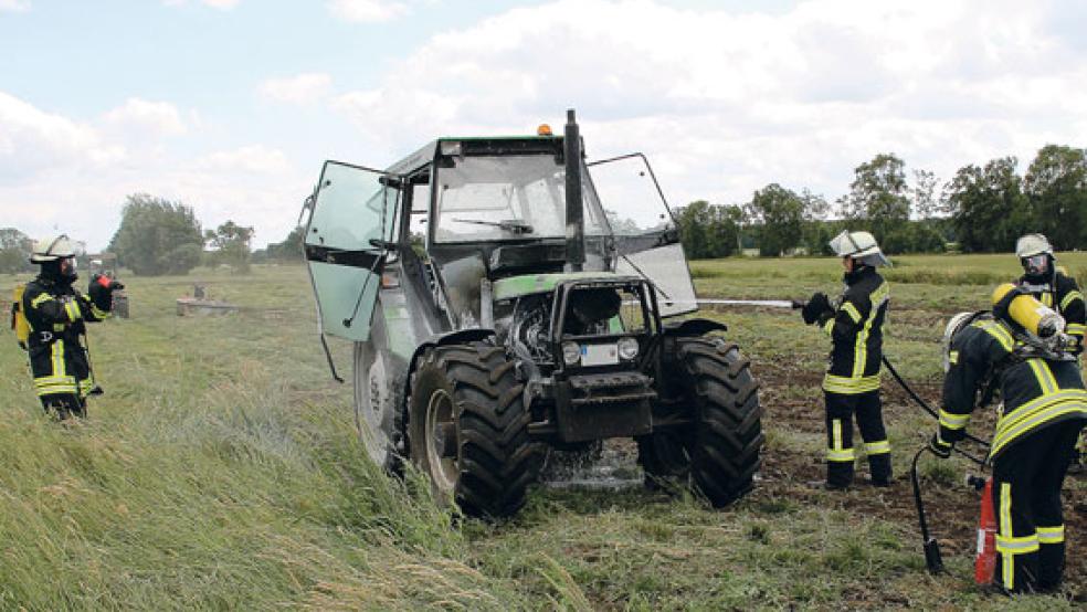 Die Feuerwehr löschte heute Mittag einen brennenden Traktor in Holthuserheide. © Foto: Rand (Feuerwehr)