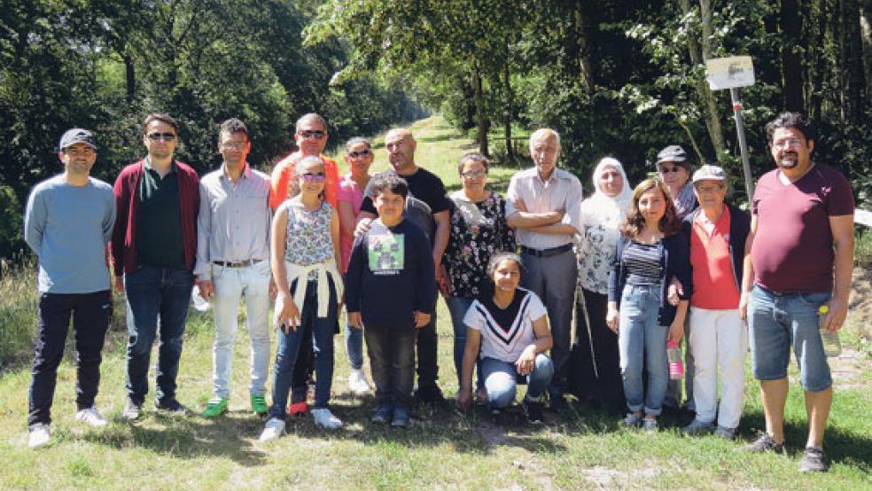 15 Asylbewerber aus dem Irak, der Türkei und Syrien nahmen an einer Führung mit Detlef Kolthoff durch das Hochmoor in Wymeer teil. © Foto: privat