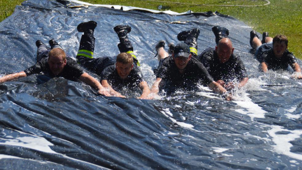 Die Kameraden der Feuerwehr Wymeer/Boen stürzten sich kurzentschlossen mit voller Montur in die Fluten - oder besser in die Seife. © Himstedt