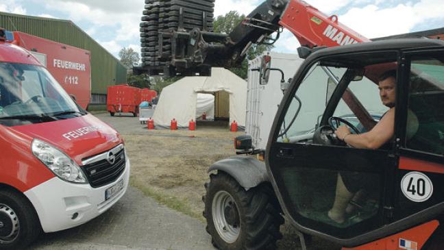 Camp-Aufbau mit Helfern aus ganz Ostfriesland