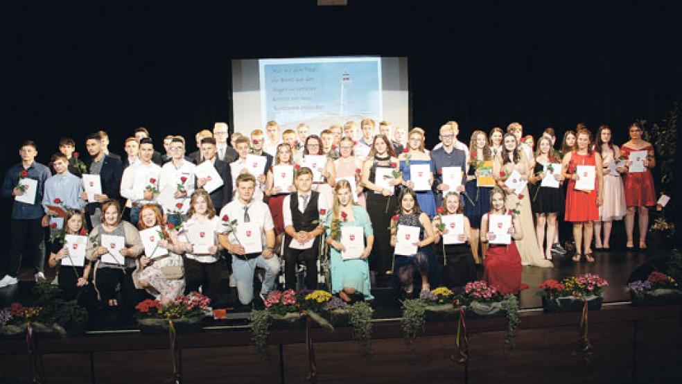 Die Schüler der Abschlussklassen freuen sich über ihre erlangten Schulabschlüsse und blicken der Zukunft mit Spannung entgegen. © Foto: Berents