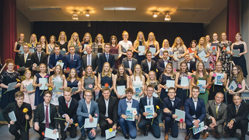 An der Freien Christlichen Schule Ostfriesland (FCSO) in Veenhusen haben 54 Absolventen ihre Abschlusszeugnisse erhalten - davon kommen acht junge Menschen aus dem Rheiderland. © Foto: Annette Kisch 