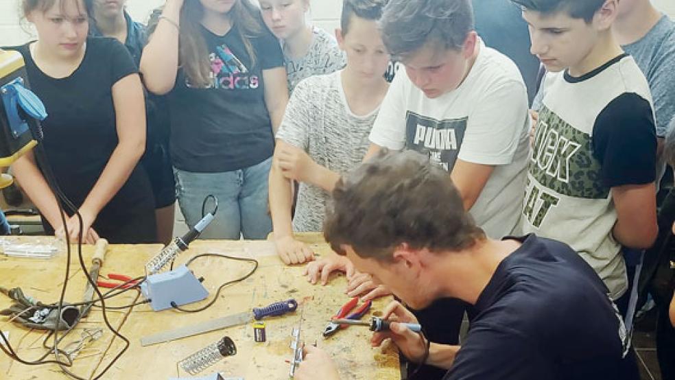 Lehrlinge der Papenburger Meyer Werft zeigten den Weeneraner Oberschülern auf der Projektwoche auch, wie man richtig lötet.  © Foto: Oberschule Weener