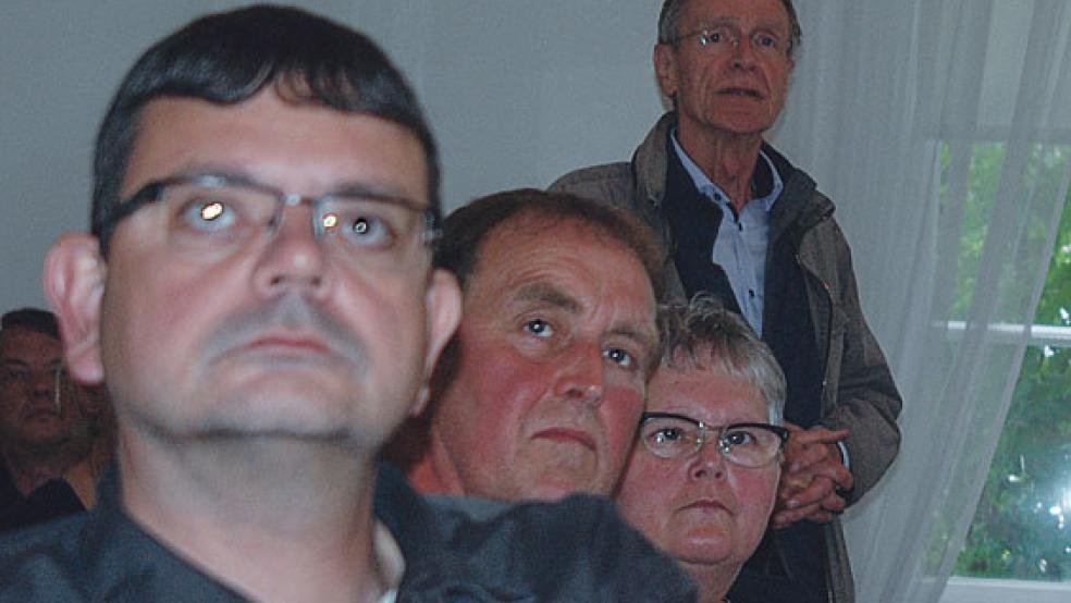 Hinten der Planer, vorne die Politik: Johann Boner stellte dem Bauausschuss, im Bild die Ratsmitglieder Ingo Meyer, Reinhard Schüür und Hildegard Hinderks (von links) jetzt seine Überlegungen für die Gestaltung des Alten Hafens vor.  © Foto: Hoegen