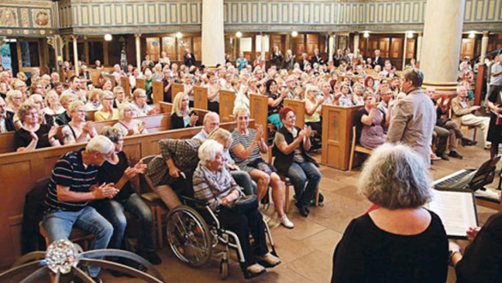 Ausgelassene Stimmung herrschte bei der Kulturnacht in den Leeraner Altstadtkirchen, wie hier in der gut gefüllten Lutherkirche beim Auftritt des Chores »Voices«. © Foto: Dübbel