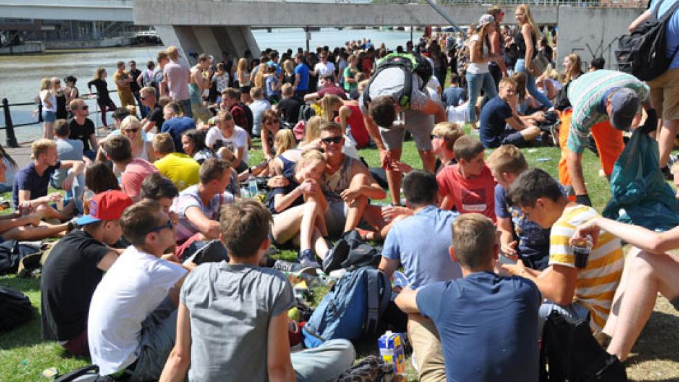 Der Bereich an der Nessebrücke am Leeraner Hafen wird morgen wieder zum Anziehungspunkt für Hunderte feiernde Schüler. © Foto: Archiv