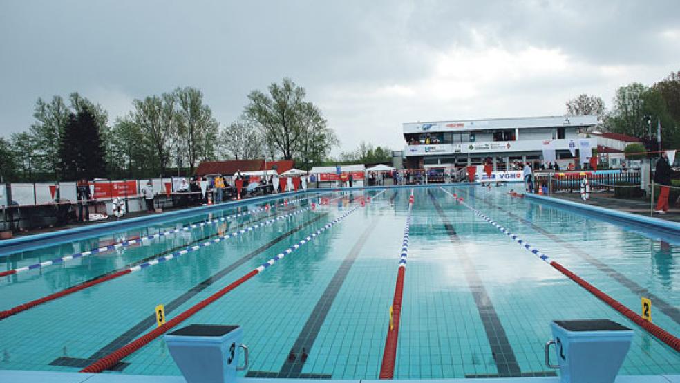 Im Friesenbad in Weener werden Badegäste bei Verstößen gegen die Haus- und Badeordnung angesprochen. In schweren Fällen werden auch Hausverbote verhängt.  © Foto: RZ-Archiv