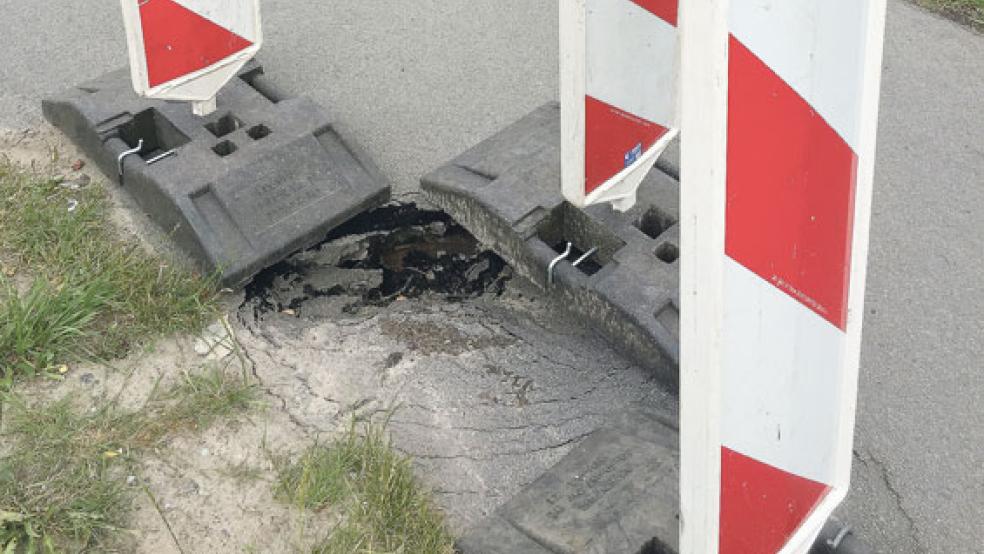 Bahnt sich eine Sommerloch-Geschichte in Weener an? Der Radweg am Kreisel in Weener weist eine Versackung auf, die Ursachenforschung dazu dauert an. © Foto: Hanken
