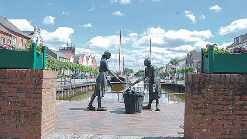Die Mauer soll weg: Diesen Vorschlag für die Neugestaltung des Hafenvorplatzes machte jetzt Planerin Christiane Salomon den Ratspolitikern im Bauausschuss. © Foto: Hoegen