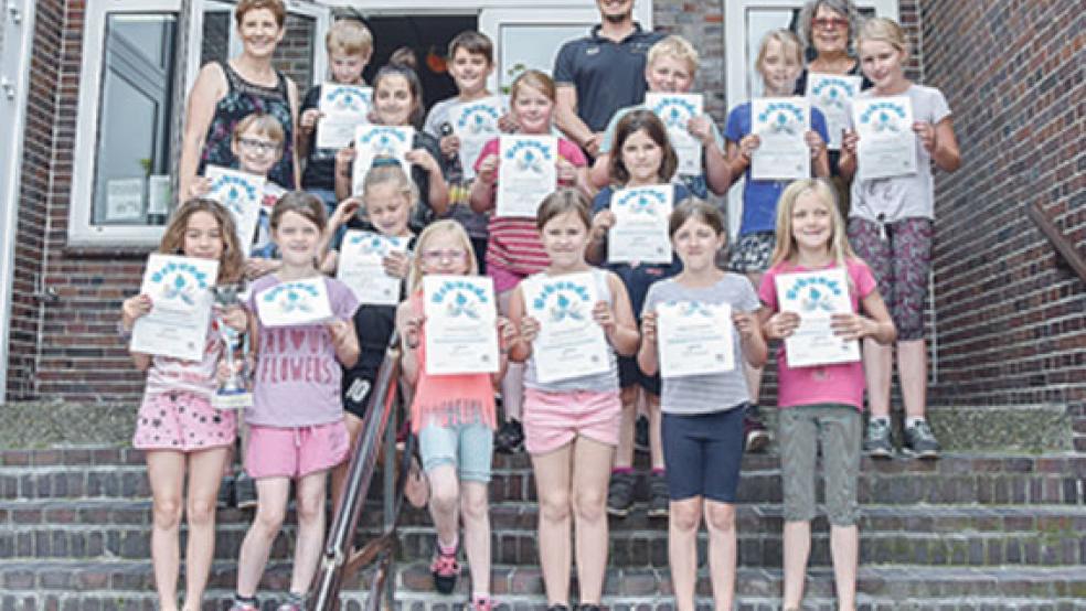 Die Bunder Schüler der Klasse 3c bekamen nicht nur eine Urkunde. Sie waren außerdem eine von zwölf Klassen, die einen Pokal gewannen. © Foto: Busemann