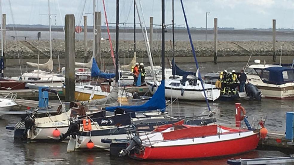 Einen Brand an Bord eines Sportbootes im Juister Hafen bekämpfte die Feuerwehr am Dienstag. © Foto: Feuerwehr