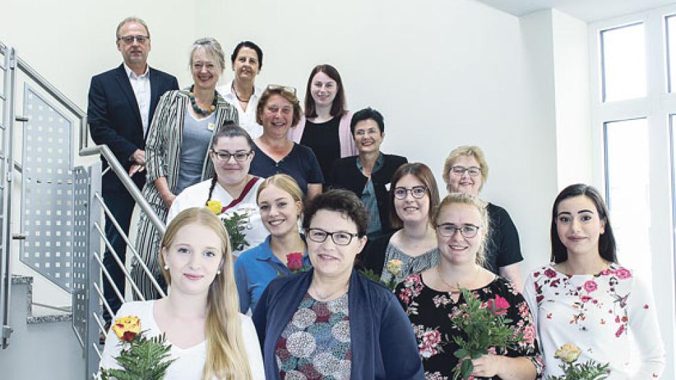 Freuten sich mit ihren Ausbildern, der Unternehmensleitung und der Mitarbeitervertretung über ihren erfolgreichen Abschluss: (vorne von links) Janina de Vries aus Papenburg, Regina Metzger (Werpeloh), Janina Bruns (Heede), Elvira Swart (Wymeer), Insa Berghaus (Bunde), Kim Hartung (Bunderhee) und Nour Ergin (Weener), es fehlt Eugenia Koch aus Papenburg. © Foto: Marien Hospital Papenburg