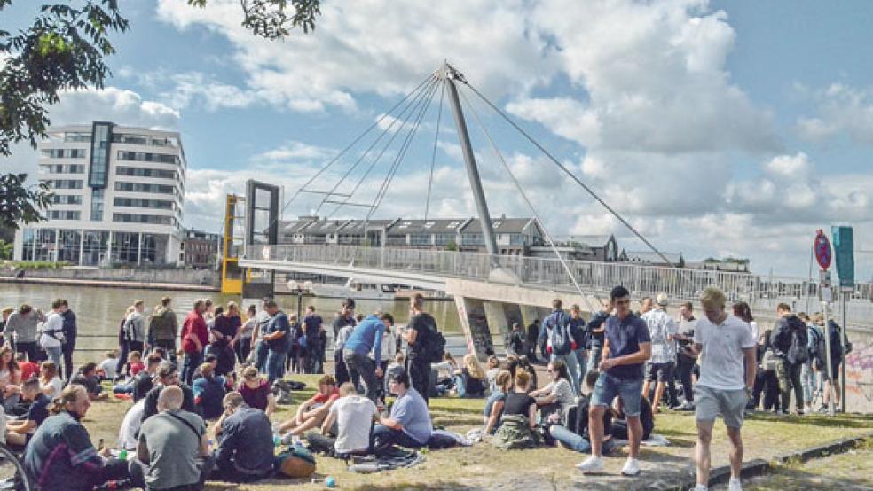 Mehrere hundert Schülerinnen und Schüler feierten an der Nessebrücke am Leeraner Hafen ausgiebig das Ende des Schuljahres.  ©  Foto: Ammermann