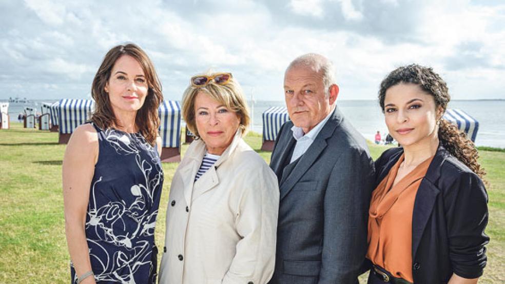 Dreh auf Norderney: Georg Wilsberg (Leonard Lansink, Mitte) muss auf die Insel, weil Dr. Tessa Tilker (Patricia Meeden, rechts) seine Expertise in Sachen Erbrecht braucht. Doch Wilsberg entscheidet kurzerhand, der attraktiven Sekretärin Tanja Steinthal (Stephanie Eidt, links) zu helfen, was wiederum Kriminalhauptkommissarin Anna Springer (Rita Russek, links Mitte) veranlasst, Wilsberg auf die Insel hinterher zu reisen. © Foto: ZDF/Thomas Kost