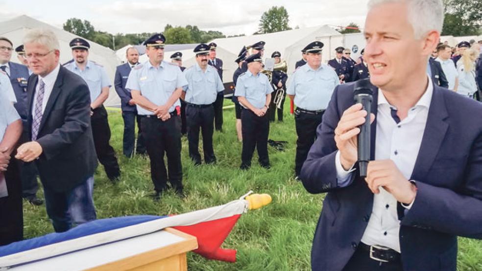 Der Leeraner Landrat Matthias Groote eröffnete heute Abend in Weener die 18. Auflage des Zeltlagers der ostfriesischen Jugendfeuerwehren. © Foto: Szyska