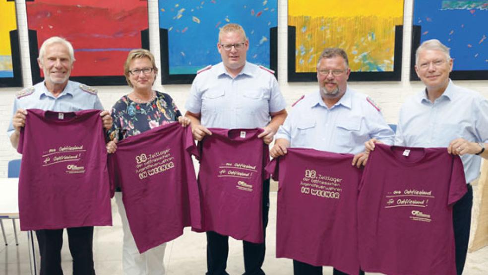 Der Präsident des Feuerwehrverbandes Ostfriesland, Ernst Hemmen, (links) mit seinen beiden Vertretern der Jugendfeuerwehren Timo Smit (Bildmitte) und Günter Haase sowie Signe Foetzki und Heinz-Herbert Dirks (rechts) von der Brandkasse. © Foto: Jürgens