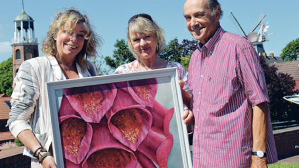 Mit dem Gemälde »Digitalis« von Wiebrig Hiemstra aus Marum: Lydia Tuijnman (von links), Carola Bruhns und Kristian Scholz vom Orga-Team der Ditzumer Kunsttage. © Foto: Himstedt