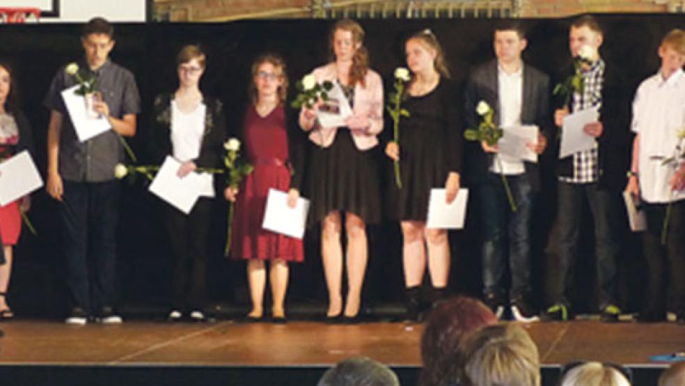 Die Abschlussschüler stellten sich während der Feier auf der Bühne dem Publikum vor und erzählten von ihren Zukunftsplänen. © Foto: Förderschule