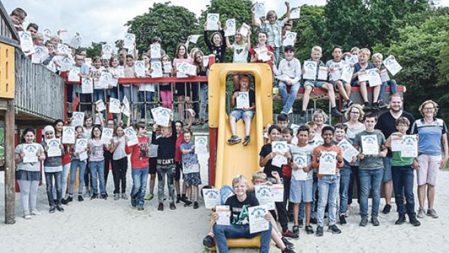 Viertklässler freuen sich über Urkunden