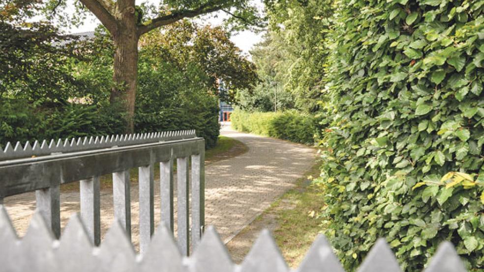 An der Wiesenstraße in Weener sollen neue Schulparkplätze entstehen. Das kündigte der Landkreis Leer als Träger der Oberschule an. Wo genau, steht noch nicht fest. © Foto: Boelmann