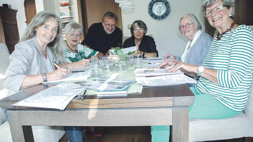 Der Arbeitskreis »Stolpersteine« bei der Arbeit (von links): Birgit Rutenberg, Karin Mittwollen, Lutz Drewniok, Gisela Ritz, Gerda Pruin und Anny Kaufmann legen die Inschriften für die Gedenktafeln fest, die am 15. November verlegt werden sollen, und stimmen sich über die Texte für die Broschüre mit den Lebenswegen der jüdischen Weeneraner ab. © Foto: Szyska