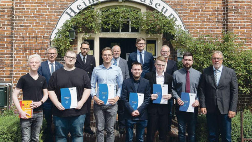 Prüflinge und Ehrengäste: Von links Nico Fabian aus Leer, Helmut Geuken, Erster stellvertretender Bürgermeister der Stadt Weener, Lars Gosseling aus Weener, Fregattenkapitän Axel Grässlin, Tobias Schütte aus Rhede, Uwe Neessen, Leiter der Ausbildungswerkstatt Weener, Robert Mattiebe aus Weener, Bastian Wehr (IHK Emden), Hendrik Nagel aus Jemgum, Klaus Steinl, Weert Rademaker aus Bunde und Ferdinand Reit, Vorsitzender des Prüfungsausschusses. © Foto: ABW Weener