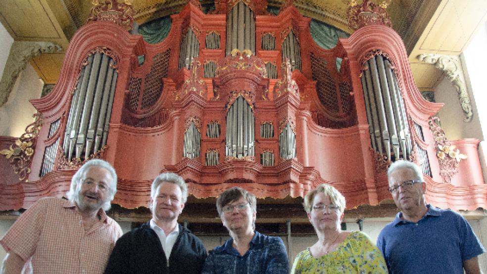 Hoffen auf Hilfe aus der Bevölkerung für die Restaurierung der Schnitger-Orgel: Die Arbeitsgemeinschaft-Mitglieder Volker Kraft, Geerd Freerks, Pastorin Inka Dohrmann-Westerdijk, Karin Vry und Wilhelm Rethmeier (von links). Es fehlen: Marie-Christina Jhering und Jan Bußmann. © Hanken