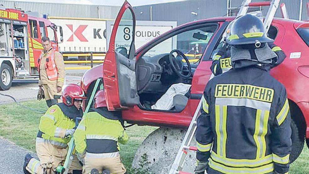 Eine wackelige Angelegenheit in Bad Nieuweschans: Dieses Fahrzeug war auf einem Stein »gelandet« und musste zunächst stabilisiert werden. © Fotos: Feuerwehr Bunde