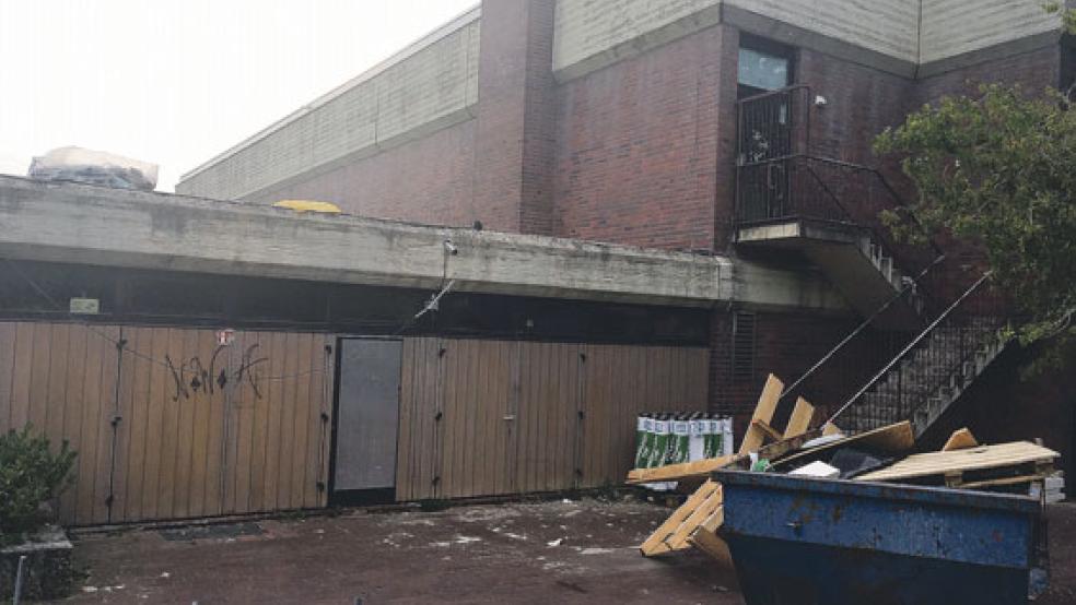 Es geht auf die Zielgerade: Die Sanierungsarbeiten bei der Turnhalle an der Floorenstraße in Weener sollen bis Ende des Monats abgeschlossen sein.  © Foto: Boelmann