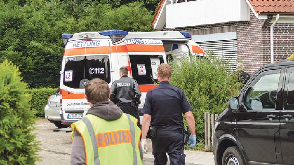 In diesem Krankenwagen wurde der Mann abtransportiert, der sich heute Mittag in einem Mehrfamilienhaus verschanzt hatte.  © Foto: Spies
