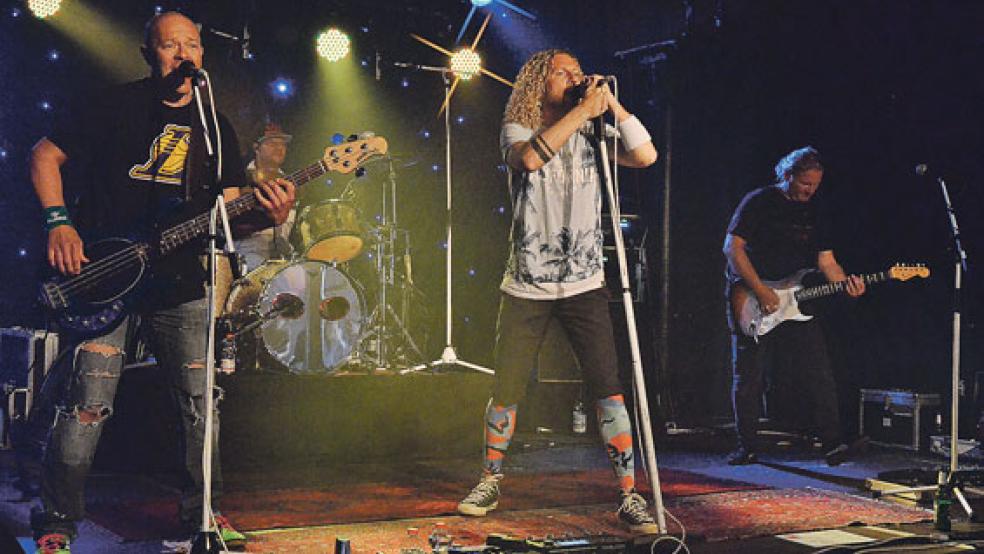 Die Jungs der Band »Chili con Pepper« aus Kiel brachten am Donnerstag jede Menge Energie mit ins Zollhaus.  © Foto: Ammermann