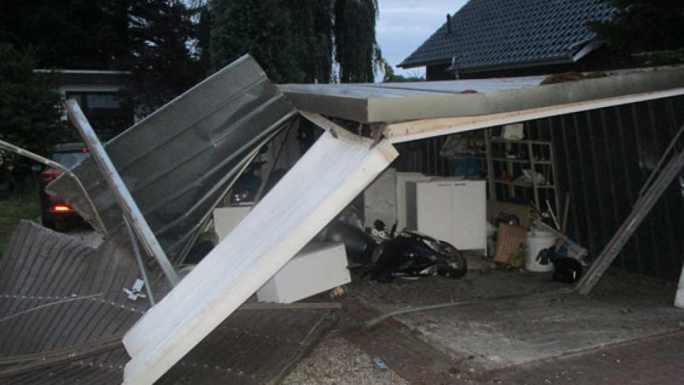 Diese Blechgarage an der Nordstraße in Ostrhauderfehn wurde durch den Unfall total zerstört. © Foto: Polizei