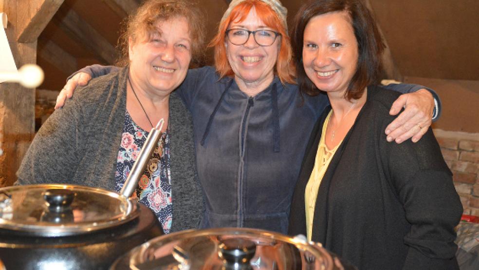 Ziemlich beste Freundinnen: Gerda (links) und Heike (rechts) reisen immer extra aus Krefeld am Niederrhein nach Ferstenborgum im Rheiderland, um Catharina Bockhacker in ihrem »Q`stall« beim Catering zu helfen. © Himstedt