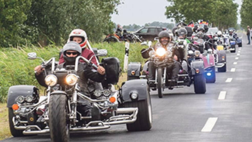 Auf 21 Trikes nahmen Fahrer aus dem gesamten Nordwesten gestern »Tschernobyl-Kindern« zu einer Rheiderland-Rundfahrt mit. © Foto: Bruins