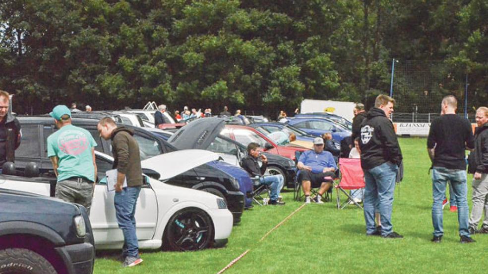 Auf dem Sportplatz in Möhlenwarf rollte gestern nicht der Ball, stattdessen versammelten sich Opel-Freunde, die zum Teil weite Anreisen auf sich nahmen, auf Einladung der »Opel-Interessengemeinschaft Rheiderland«. © Fotos: Ammermann