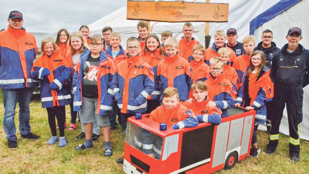 Die Jugendfeuerwehr Weenermoor nimmt mit 22 Jugendlichen im Alter von zehn bis 15 Jahren am Zeltlager teil - und mit einem selbstgebauten Vehikel am »Bollerwagen-Vergleichswettbewerb«. © Ammermann