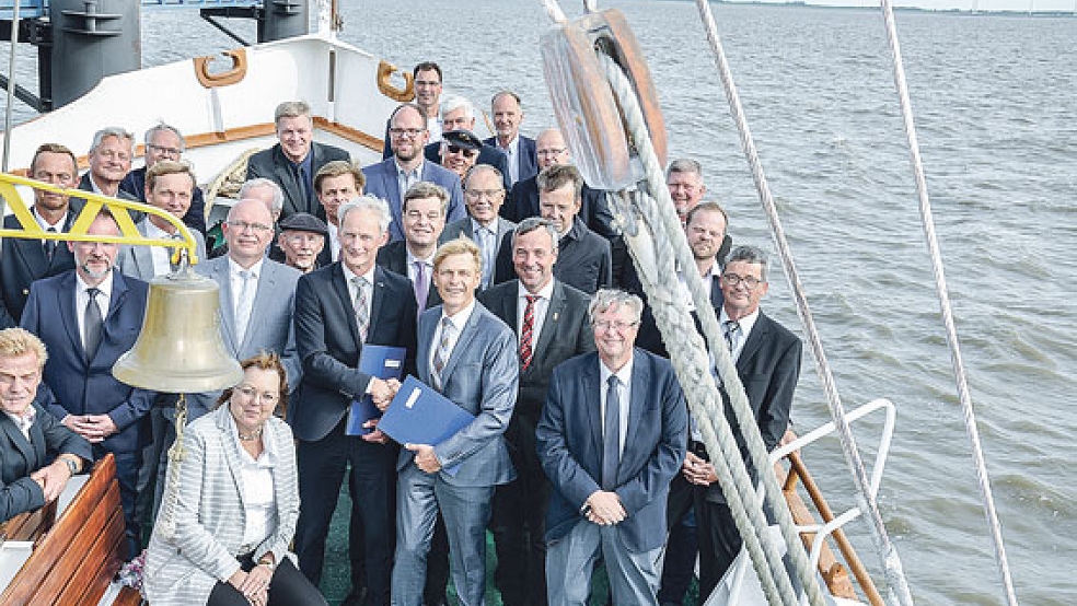 Wietse Holmann und Dr. Bernhard Brons (vorne Mitte) freuen sich gemeinsam mit ihren Gästen, die sich anlässlich der Vertragsunterzeichnung auf dem ehemaligen Tonnenleger »EMS« auf der Ems eingefunden hatten. © Foto: AG Ems
