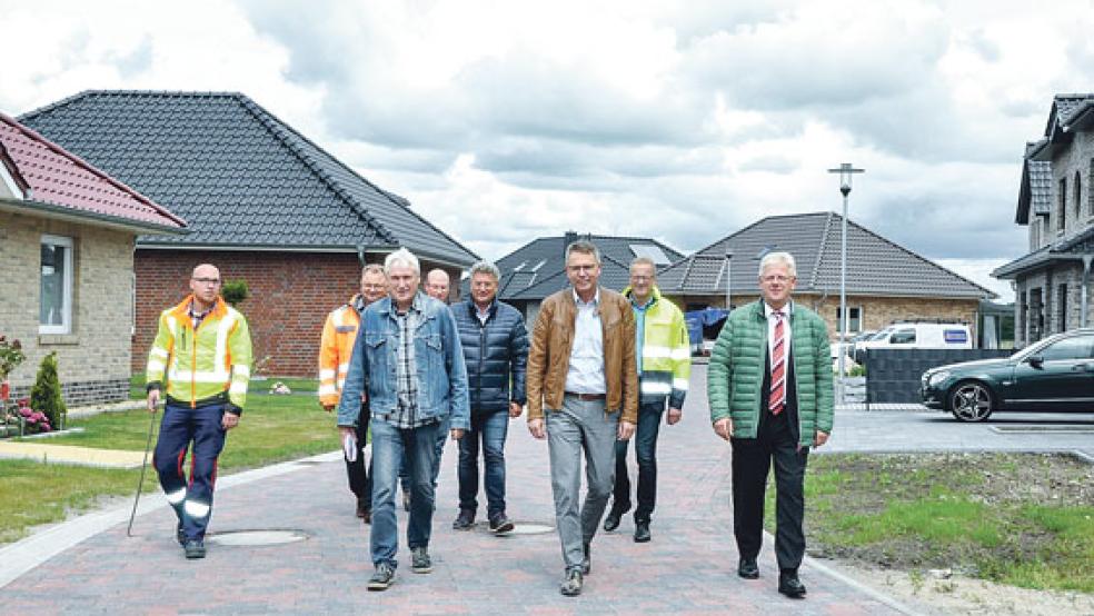 Im »Hessering« in Weener sind in den vergangenen Monaten viele Häuser entstanden. Gestern erfolgte die offizielle Endabnahme. Daran nahmen Vertreter der Grundstücks- und Projektmanagement-Gesellschaft (GPL) der Sparkasse Leer-Wittmund, der Stadtverwaltung und der Baufirmen teil. © Foto: Boelmann