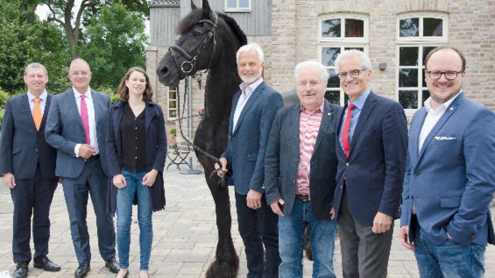 »Sattelfeste« Allianz beim Schlusskonzert in Bunderhee: (von links) Lothar Janssen (Arbeitsgemeinschaft der Volksbanken und Raiffeisenbanken in Ostfriesland), Holger Franz (Vorstandschef OVB Leer), Nora Held (Musikerin und jpn-Vorstand), Hausherr Helmuth A. Brümmer mit Friesenhengst Siebo, Landschaftspräsident Rico Mecklenburg. Harald Lesch (Volksbanken und Raiffeisenbanken in Weser-Ems) und Raoul-Philip Schmidt (Gezeitenkonzerte).  © Hanken