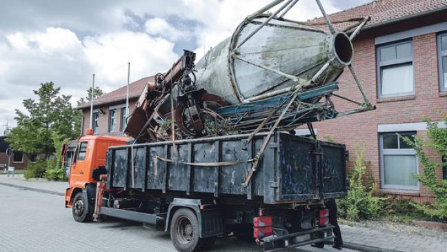 Lkw mit Ladung fast fünf Meter hoch