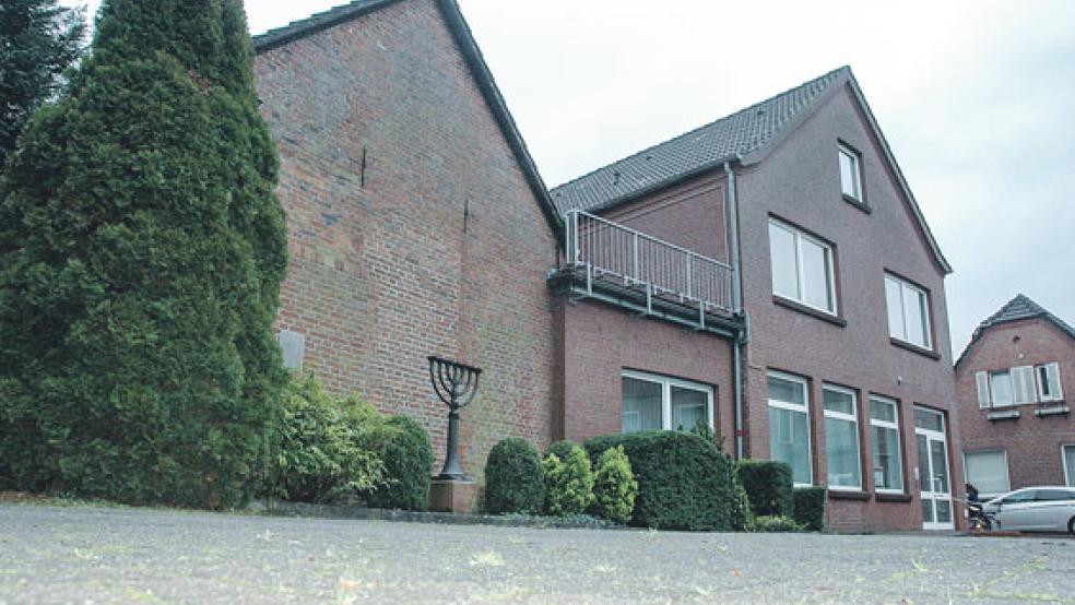 Das ehemalige Lehrer- und Rabbinerhaus und die dahinter liegende ehemalige jüdische Schule gehören jetzt der Stadt Weener. Geplant sind dort eine Bücherei und eine Begegnungsstätte mit einer Ausstellung über jüdisches Leben. © Foto: Szyska