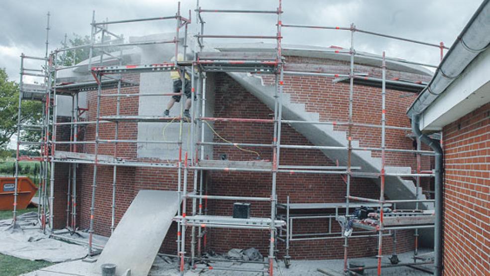 Viel Staub wirbelt derzeit ein Mitarbeiter der Firma Boelsen Bautenschutz aus Spetzerfehn bei der Betonsanierung des Schlammbehälters beim Klärwerk an der Boenster Straße in Bunde auf. © Szyska