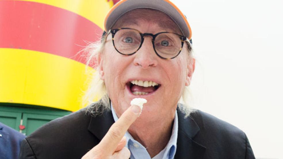 Erste Sahne war das offenbar nicht, was die Veranstalter des Otto-Konzertes in Rhauderfehn ablieferten. Einen Tag vorher wurde das für morgen geplante Konzert mit Otto Waalkes (im Bild bei der Eröffnung seiner Kunstausstellung in Emden) abgesagt. Auch der Auftritt von Angelo Kelly und Familie fällt aus © Foto: Hanken