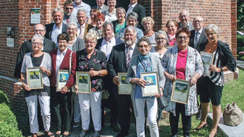 Nach dem Festgottesdienst stellten sich die Jubilare mit Pastor Martin Schneider vor der Kirche zum Gruppenbild auf. © Foto: Kirche