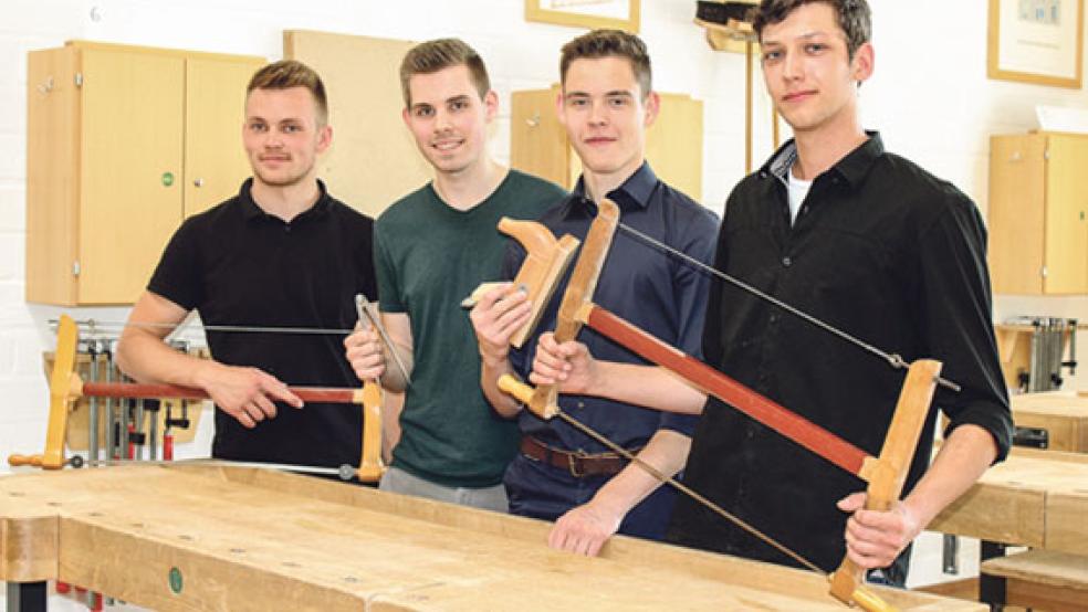 In der Tischlerwerkstatt des Berufsbildungszentrums wurden die Besten geehrt (von rechts): Keno Bohlen (Großefehn), Moritz Heilemann (Aurich), Tammo Suntken (Blomberg) und Marek Ferdinand (Wiesmoor).  © Foto: Handwerkskammer