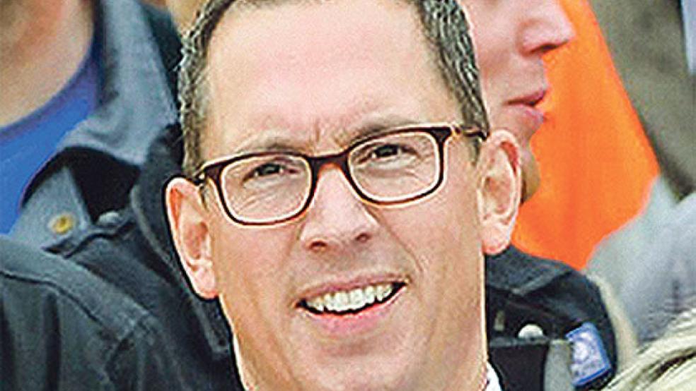 Enercon-Geschäftsführer Simon-Hermann Wobben legt seine Ämter nieder. Das Foto zeigt ihn bei einer Kundgebung vor drei Jahren. © Foto: Jaspersen (dpa)