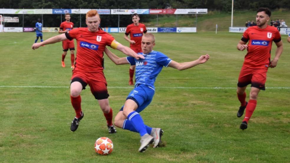 Frisia Loga bekam fast immer einen Fuß dazwischen, wenn Kickers Emden angriff.  © Hilbrands