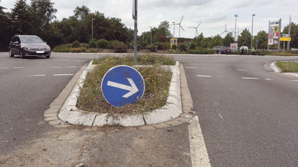 Beim Kreisel an der B 436 in Weener hat ein 28-jähriger Autofahrer gestern Abend die Kontrolle über seinen VW-Passat verloren und ein Verkehrsschild umgefahren. © Foto: Boelmann